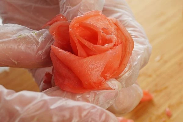 Из имбиря можно сложить красивую розочку. А васаби слепить в виде листочков.