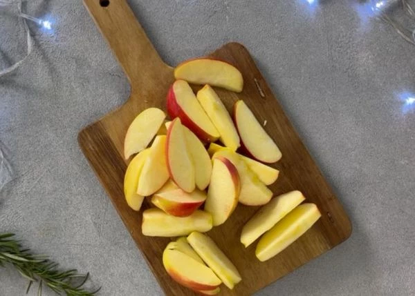 Подготовить яблоки, убрать сердцевину и косточки. 