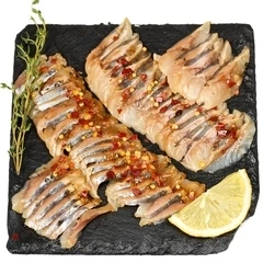 Сельдь слабосоленая с пряностями филе-кусочки Деликатеска 100г