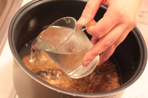 Если нет мультиварки: промойте крупу в холодной воде, положите в кастрюлю с водой ( 1 порция крупы: 3 порции воды)