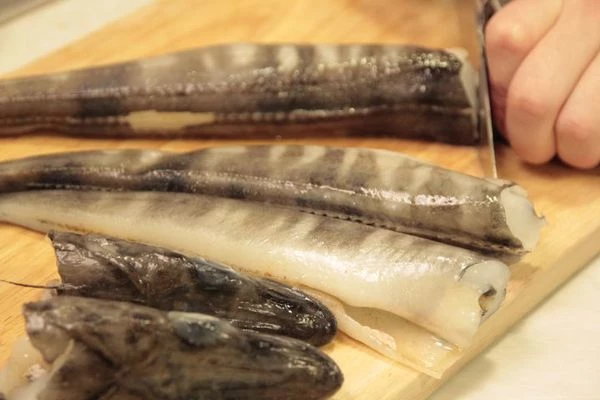 Замариновать в небольшом количестве оливкового масла, соли, перце, натертой цедре лимона на 5 минут.