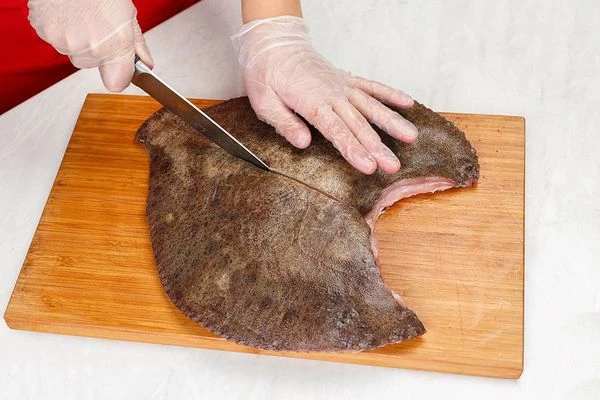 Разрезать тушку пополам.