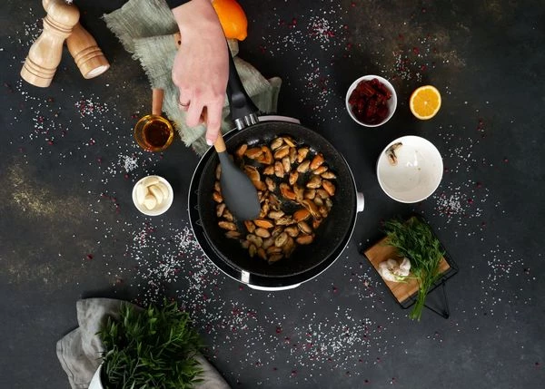 Замороженные мидии выложить в сковороду с разогретым маслом от вяленых томатов, обжарить в течение 2 минут.