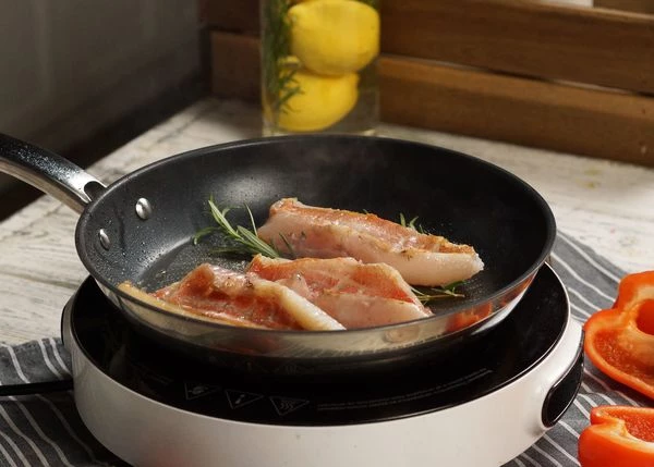 Обжарить с двух сторон по 1 минуте с добавлением масла и розмарина.