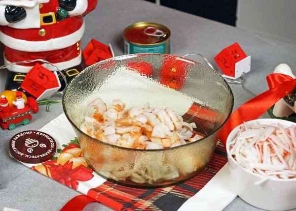 Креветки разморозить. Отварить в подсоленной воде в течение 1,5 - 2 минут. Выложить к кальмарам.