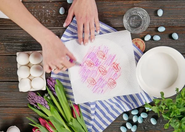 Бумажные салфетки разрисовать фломастерами. 