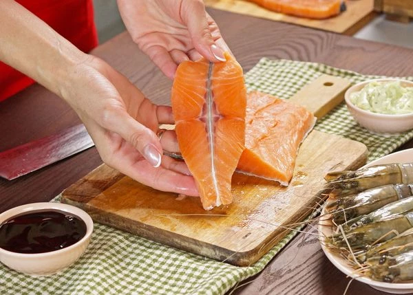 Семгу и креветки разморозить на нижней полке холодильника. Семгу очистить от чешуи. Нарезать стейками бабочками.