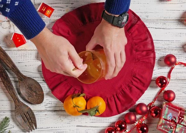 Для заправки смешать сок 1 мандарина, лимона, соль и мед.
