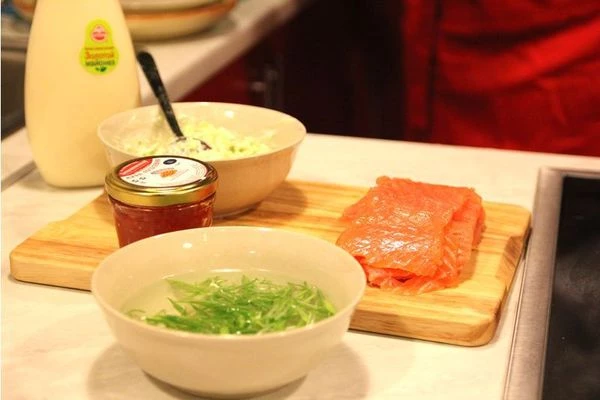 Натрите на крупной терке авокадо и яблоки.