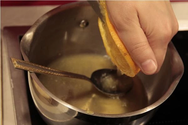 Отправляем утку в разогретую до 200 градусов духовку. Вниз нужно поставить поддон с водой на 1-2 см. Так наша утка не высохнет. После первого часа приготовления переворачивайте утку каждые полчаса и поливайте выделяющимся соком. Это поможет сохранить сочность мяса и красоту утиной кожи.