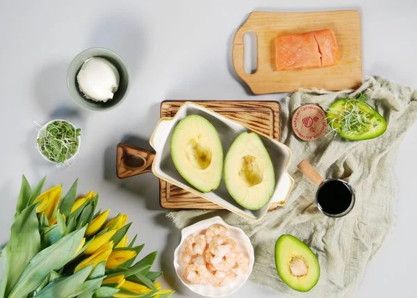 Авокадо вымыть, удалить косточку. Выложить в форму для запекания, посолить, поперчить, сбрызнуть маслом. Запекать в разогретой до 180 градусов духовке в течение 15 минут.
