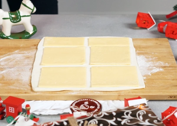 На тесто выложить сыр.