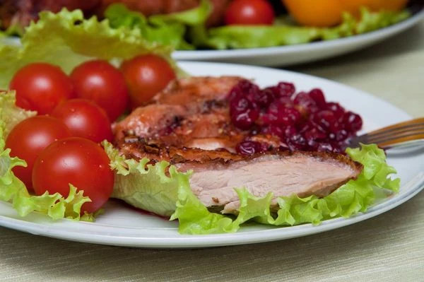 Готовую утку подавать с остывшим клюквенным соусом. 
Вкусных впечатлений!
