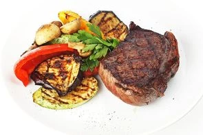 Стейк из костреца с овощами гриль