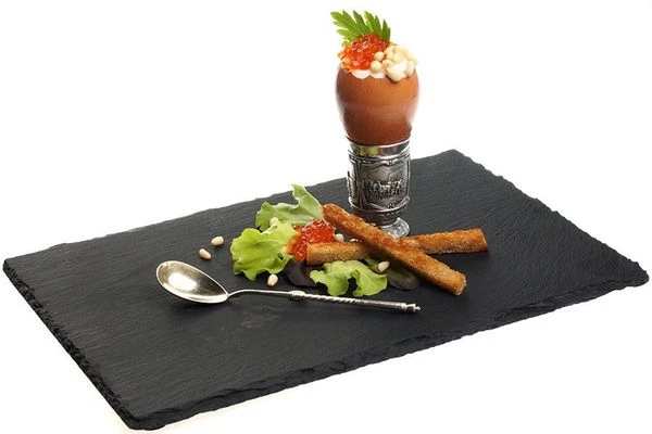 Яйца промыть под проточной водой. Положить в небольшую кастрюльку с холодной водой, чтобы вода покрывала яйца на 1,5-2см. Довести до кипения. Варить 3-4 минуты.