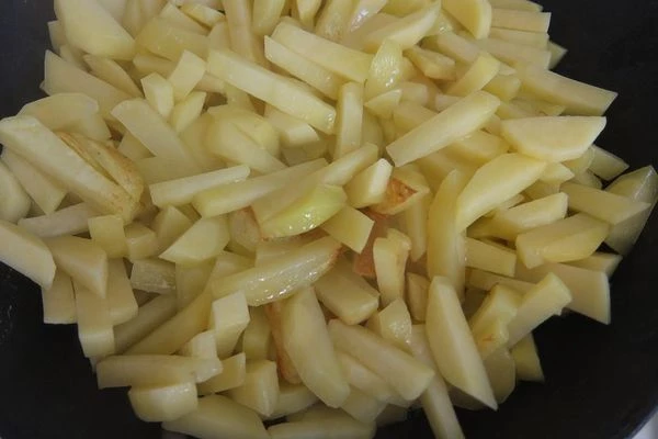 Картофель промыть, очистить от кожуры, нарезать брусочком 1*1 см. Обжарить на разогретой с растительным маслом сковороде до золотистого цвета. 