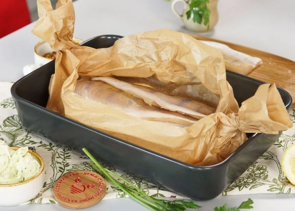 Филе судака разморозить на нижней полке холодильника. Выложить на цитрусы. Посолить и поперчить.