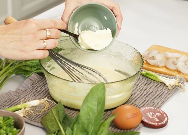 Для теста смешать до однородной консистенции муку, разрыхлитель, молоко, яйцо, соль.  Ввести мягкое сливочное масло, перемешать.