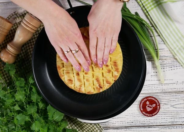 На фарш выложить размороженную питу. Хорошенько придавить руками или лопаткой. 