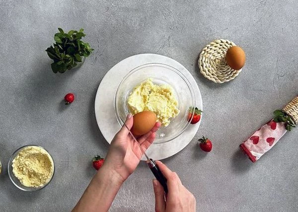 Добавить 2 яйца и миндальную муку. Перемешать венчиком.