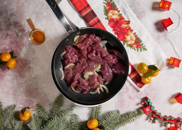 Куриную печень промыть, удалить жилки. Выложить в сковороду к луку. Добавить тимьян и жарить 3-4 минуты.