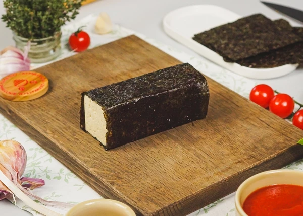 Тофу завернуть в лист нори.