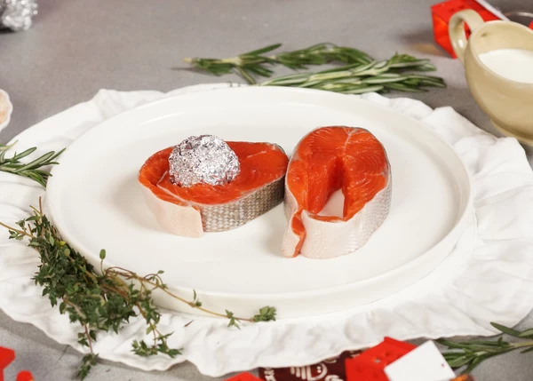 В стейках вырезать косточки. Свернуть в круг, в середину положить шарик из фольги. 