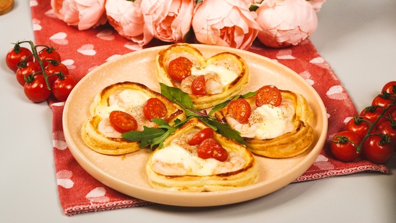 Слойки с креветками и моцареллой