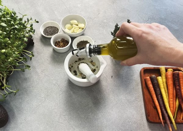 В ступке смешать тимьян, зиру, чеснок, хлопья чили, соль, хорошо измельчить, добавить масло и перемешать.