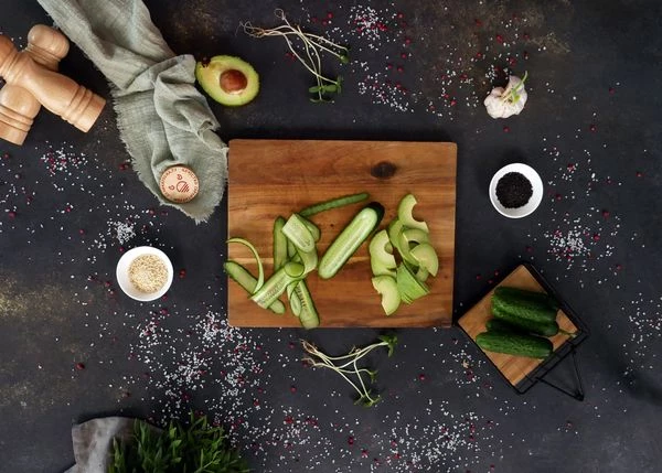 Авокадо вымыть, нарезать слайсами. Огурцы вымыть, нарезать тонкими полосками. 