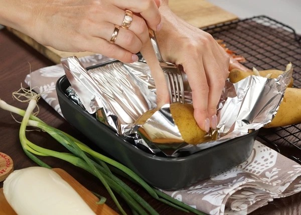 Картофель хорошо вымыть, обсушить, наколоть вилкой, смазать оливковым маслом.