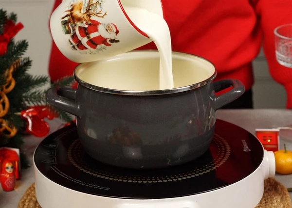 В сотейник налить сливки, добавить сахар и корицу, довести до кипения.