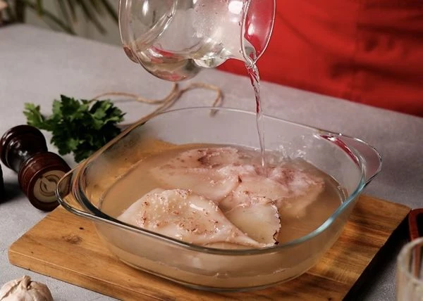 Кальмары разморозить, залить кипятком на пару минут, промыть в холодной воде и очистить от хряща и шкурки.