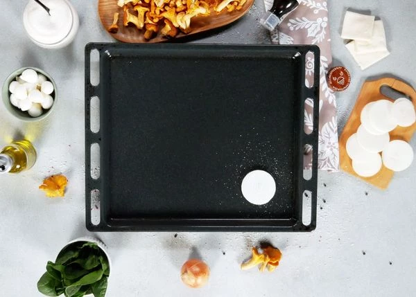 Тесто разморозить на нижней полке холодильника, нарезать на 6 квадратиков. Каждый квадратик немного раскатать скалкой. Лук очистить, нарезать кольцами.
На противень налить масло, насыпать немного сахара, налить бальзамический соус, выложить колечко лука.
