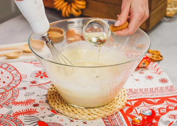 Для блинов смешать молоко, яйца, сахар, соль, муку. Взбить миксером. Затем влить растительное масло и снова взбить. Тесто должно быть похоже на жидкую сметану. 