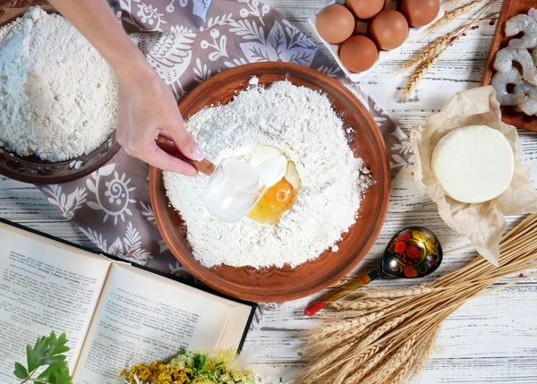 Для теста смешать муку, яйцо, сметану, молоко, масло и соль. 