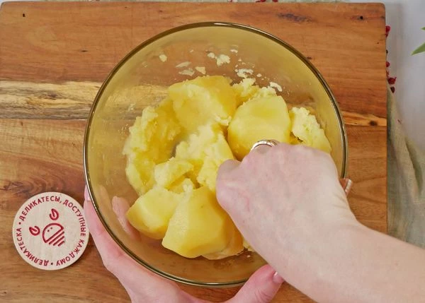 Картофель очистить, отварить до готовности. Слить воду, измельчить в пюре.