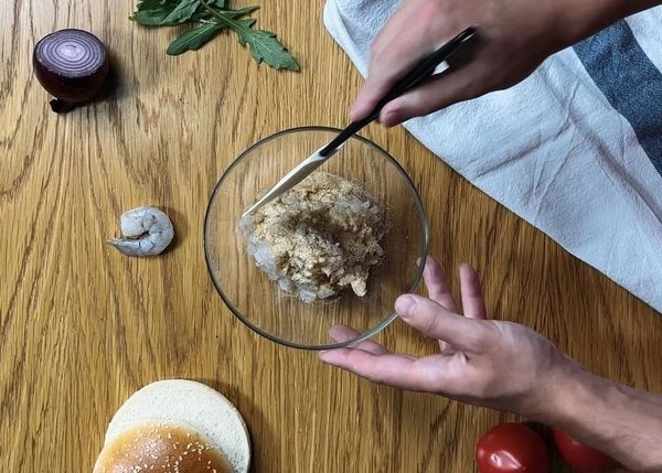 Добавить соль, перец, сухой чеснок, хорошо перемешать и отбить фарш. 