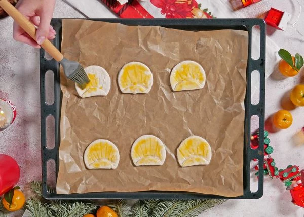 Смазать желтком. Выпекать в разогретой до 180 градусов духовке в течение 10 минут. Охладить. 