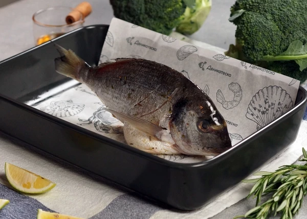 Поставить в форму для запекания на пергамент. Запекать в разогретой до 180 градусов духовке в течение 25 минут.