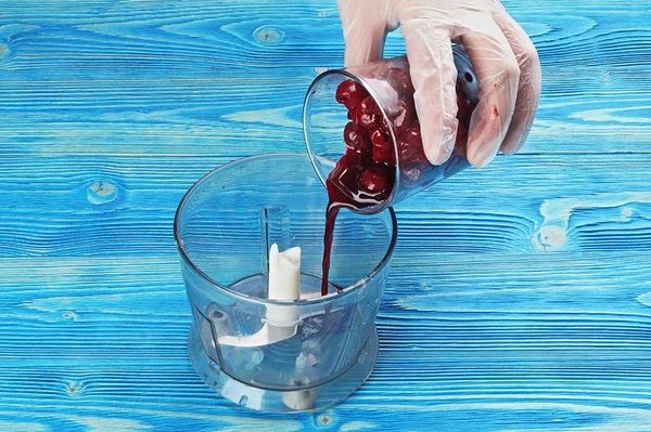 В блендер выложить вишню.