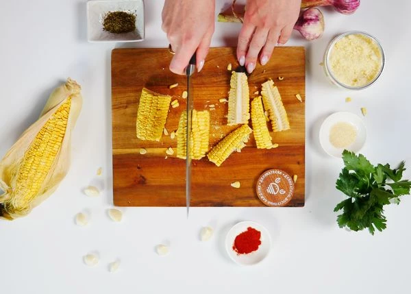 Кукурузу вымыть, нарезать на брусочки