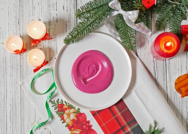 Мусс из свеклы с сыром выложить на тарелку для подачи. 