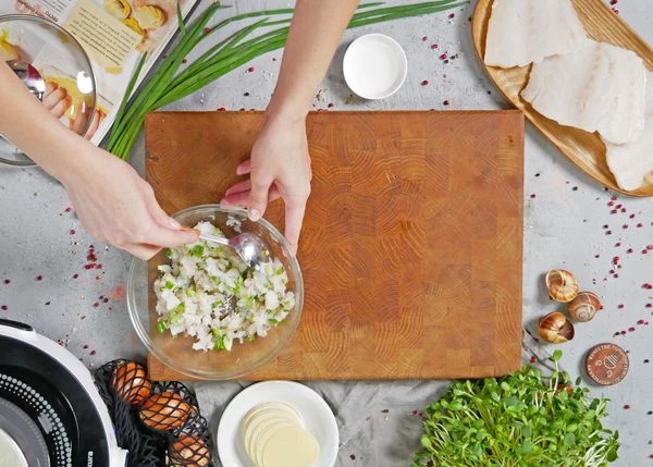 Нарезанную треску смешать с зеленым луком и солью.