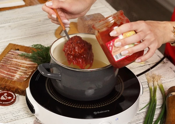 Добавить готовый борщ, довести до кипения.