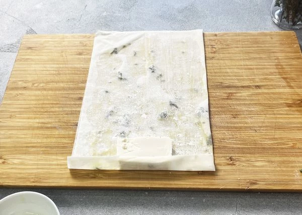 В центр сложенного листа выложить кусочек тофу, свернуть трубочкой или конвертиком.