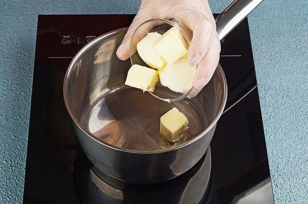  В глубоком сотейнике растопить сливочное масло.