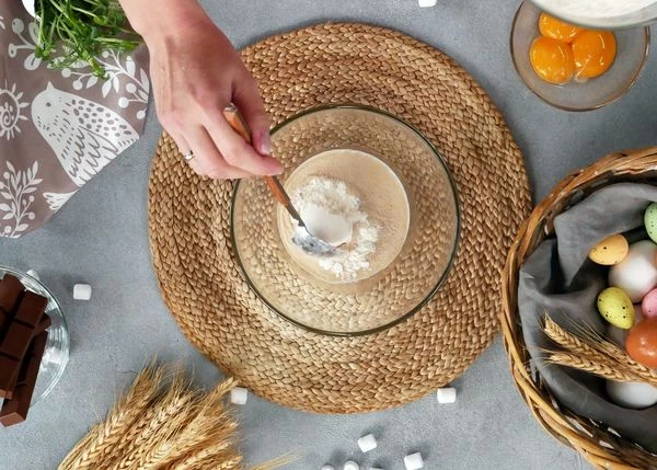 Дрожжи развести в небольшом количестве теплого молока, добавить немного сахара и муки. Дать опаре увеличиться в объеме в 2 раза.