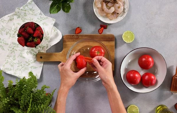 Слить воду, снять кожицу у томатов.