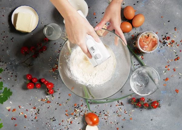 В миску влить молоко и яйца. Добавить соль и муку. Перемешать миксером до однородного состояния.